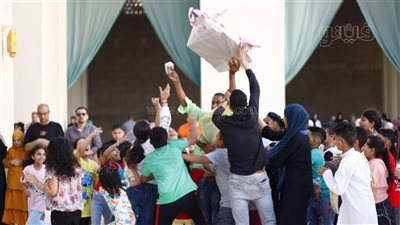 توزيع عيدية عيد الأضحى المبارك على الأطفال بمسجد الحاكم بأمر الله (صور)