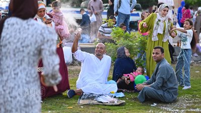 بعد انتهاء صلاة عيد الأضحى، توزيع رز باللبن على المصلين أمام مسجد الصديق (فيديو)