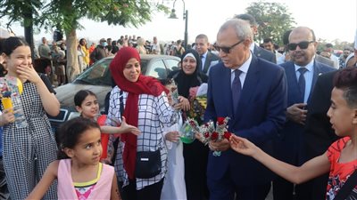 محافظ القليوبية يوزع الورود على المواطنين احتفالا بعيد الأضحى (صور) 