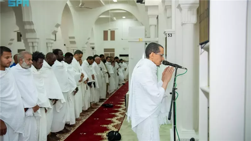 حجاج بيت الله يؤدون
