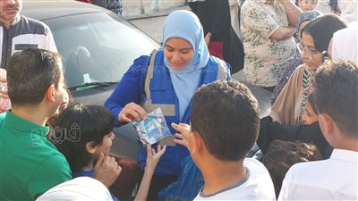 حياة كريمة توزع الألعاب ورسائل البهجة على الأطفال بعد صلاة عيد الأضحى بمطروح (صور)
