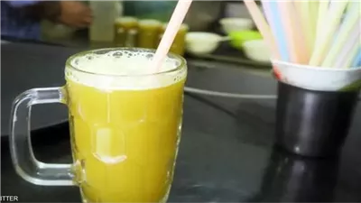 بسبب الموجة الحارة، أهالى قنا يوزعون العصائر على المحتفلين بعيد الأضحى المبارك (فيديو)