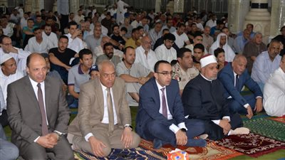 نائب محافظ الإسماعيلية يتبادل التهاني مع الأهالى عقب أداء صلاة عيد الأضحى (صور) 