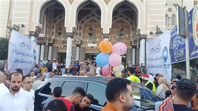 توزيع بلالين وأعلام وهدايا على المواطنين بعد صلاة عيد الأضحى في الدقهلية (فيديو وصور) 