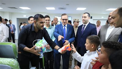 محافظ كفر الشيخ يشارك أطفال مستشفى الأورام فرحتهم بالعيد (صور)