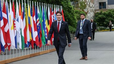 ترودو يهتف شعارا نازيا أثناء التقاط الصورة الجماعية بمؤتمر سويسرا حول أوكرانيا (فيديو)