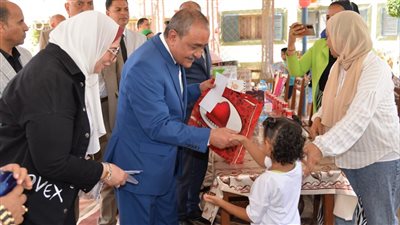 محافظ الإسماعيلية يحتفل بالعيد مع أبناء دار الرحمة لرعاية الفتيات (صور) 