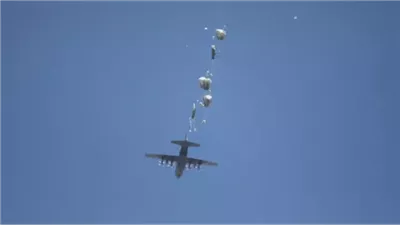 طائرات مجهولة تسقط مساعدات غذائية لنازحين بغزة في أول أيام عيد الأضحى 