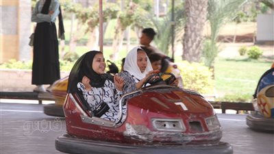 السيارات الكهربائية تجذب الزوار في الحديقة الدولية بأول أيام العيد (صور)