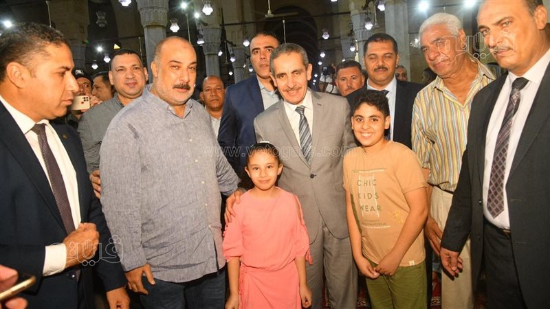 محافظ الغربية يوزع