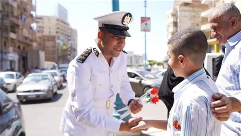 رجال الشرطة يهدون