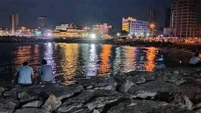  زحام على كورنيش البحر بالإسكندرية احتفالا بعيد الأضحى (فيديو)