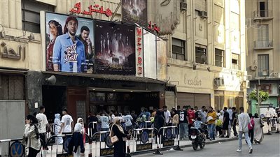 إقبال متوسط من المواطنين على سينمات وسط القاهرة بأول أيام العيد (صور)