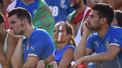  بالسكاكين وقنابل المولوتوف، مشجعو إيطاليا يهاجمون الألبانيين 