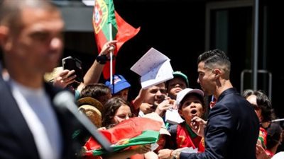 مش مصدق نفسه، فرحة جنونية لمشجع حصل على توقيع رونالدو (فيديو)