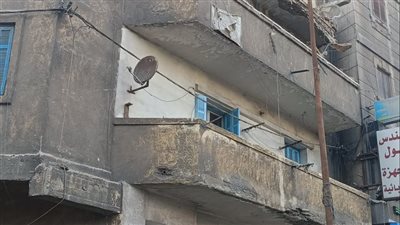 إصابة شخص في انهيار أجزاء من عقار مأهول بالسكان بالإسكندرية (صور)
