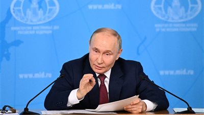 بينهم ابنة عمه، بوتين يعين 12 نائبا جديدا لوزير الدفاع