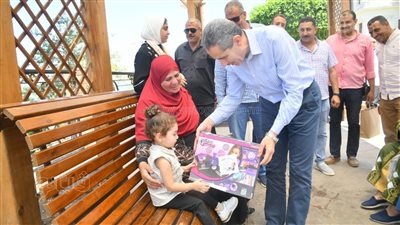 محافظ الغربية يوزع هدايا الرئيس على الأطفال بالشوارع (صور)