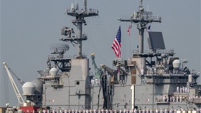 البحرية الأمريكية تعترض 200 طائرة وتنفذ 450 ضربة ضد الحوثي منذ نوفمبر