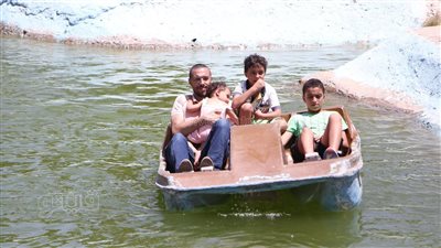 البدالات المائية وسيلة المواطنين للهروب من حرارة الطقس بالحديقة الدولية (صور) 