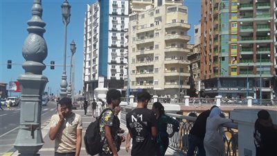 أهالي الإسكندرية يحتفلون بثاني أيام عيد الأضحى على كوبري استانلي (فيديو) 