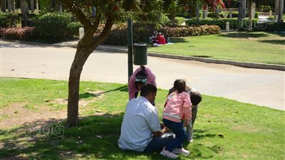 زوار حديقة الأزهر يهربون من أشعة الشمس الحارقة تحت الأشجار (صور)