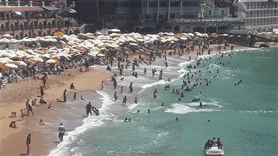 إقبال المواطنين على شواطئ الإسكندرية احتفالا بثاني أيام عيد الأضحى 