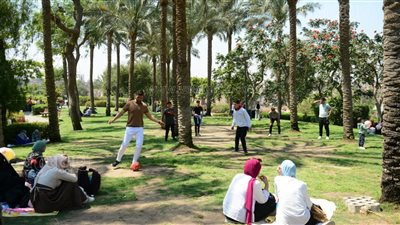 مشاهد من احتفالات المواطنين بثاني أيام عيد الأضحى.. إقبال كثيف على حدائق الأزهر والأسماك والقناطر الخيرية.. فتح حمامات السباحة للأطفال في بني سويف 