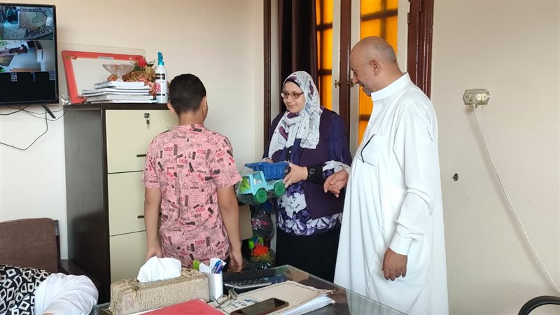 توزيع ملابس وهدايا
