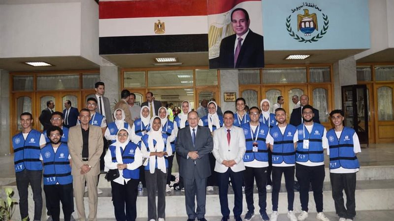 محافظ أسيوط وشباب