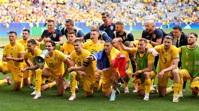 لاعبو رومانيا يحتفلون مع الجماهير بعد الفوز على أوكرانيا (فيديو)