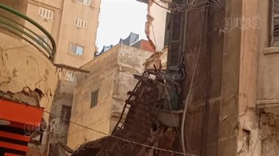 انهيار جزئي لعقار بوسط الإسكندرية (صور)