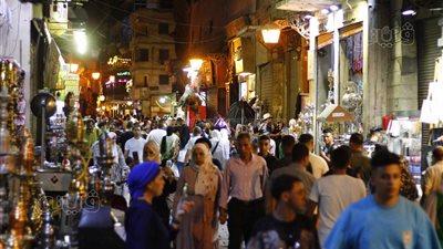 إقبال كبير على شارع المعز من الأطفال والكبار في ثاني أيام العيد (صور)