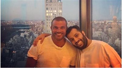 من بعيد لا نورطه زيادة، شاهد تركي آل الشيخ يمازح عمرو دياب