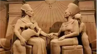 العيال اللزقة طلعوا من أيام الفراعنة، قصة صورة حب الملك إخناتون لنفرتيتي التي أثارت فضول المصريين