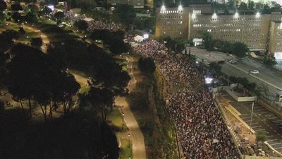  أكثر من 150 ألف إسرائيلي يتظاهرون أمام منزل نتنياهو للمطالبة باستقالته (فيديو)