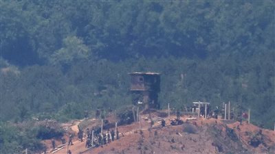 إصابة جنود كوريين شماليين بانفجار لغم قرب الحدود مع الجنوب (صور)