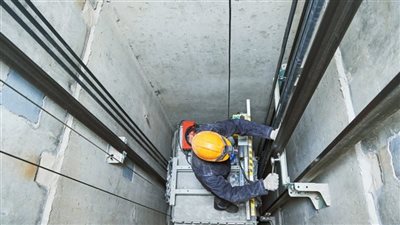 مفاجأة في معاينة النيابة لموقع سقوط أسانسير بركابه من الطابق التاسع بالجيزة