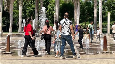 الأطفال يلعبون بمياه نافورة حديقة الأزهر في ثالث أيام العيد (فيديو وصور)