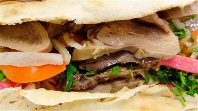 طريقة عمل ساندويتشات الطحال، من أكلات المدبح الشهيرة قدميها فى العيد 