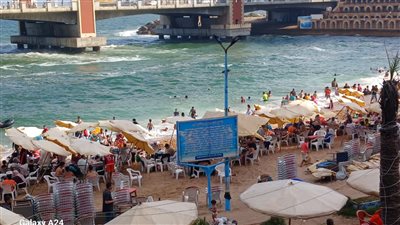 زحام على شواطئ الإسكندرية في ثالث أيام عيد الأضحى
