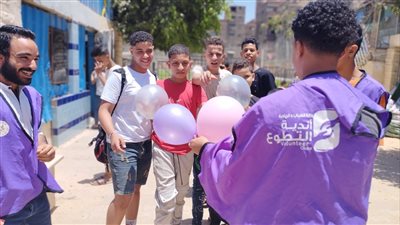 توزيع البالونات على الأطفال احتفالا بعيد الأضحى في القليوبية