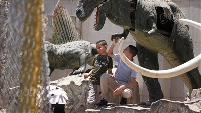 زوار الحديقة الدولية يلتقطون السيلفي والصور التذكارية بثالث أيام عيد الأضحي (صور)