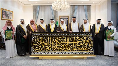 نائب أمير مكة يسلم كسوة الكعبة لسدنة بيت الله الحرام (صور)