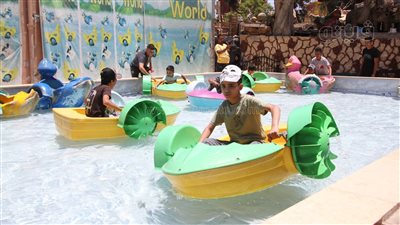 البدالات المائية تجذب الأطفال بالحديقة الدولية في ثالث أيام العيد (صور)