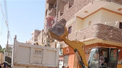 رفع 56 طن مخلفات وتنفيذ إزالات بالبناء المخالف خلال ثالث أيام العيد بالأقصر