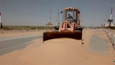 إزالة الرمال الزاحفة بفعل الرياح على طريق الخارجة أسيوط
