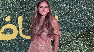 نيللي كريم تنشر صورا من العرض الأول لـ 