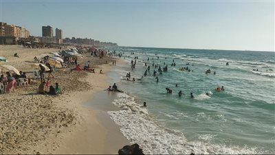 تنشيط السياحة تستقبل زائري شاطئ شهرزاد بالعجمي بالتهنئة والمنشورات التعريفية