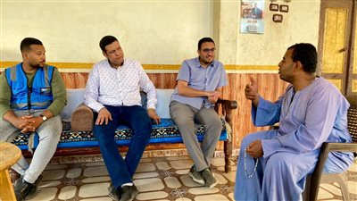 وزير الصحة يوجه بتوقيع الكشف الطبي على والدة عم حسن بائع غزل البنات (صور)